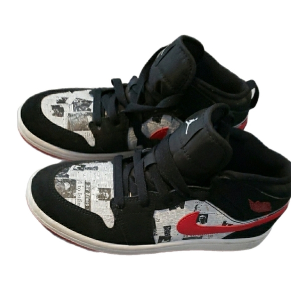 Nike Air Jordan 1 Mid SE "Newspaper Print" – Size 2.5 mens,womens,kids - Picture 1 of 4